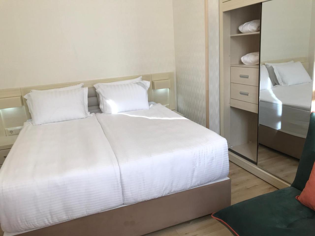 Full Comfort Apartment On Aghmashenebeli Tbilisi Exteriör bild