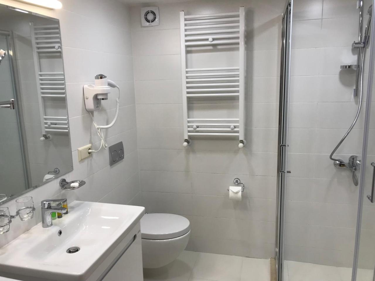 Full Comfort Apartment On Aghmashenebeli Tbilisi Exteriör bild